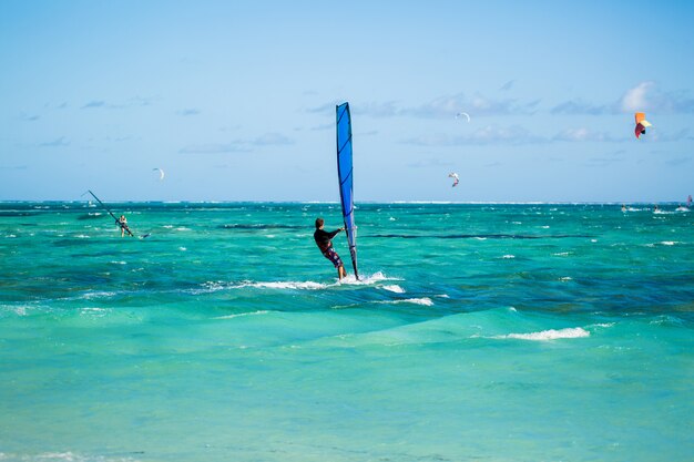 Windsurferzy Na Plaży Le Morne Na Mauritiusie