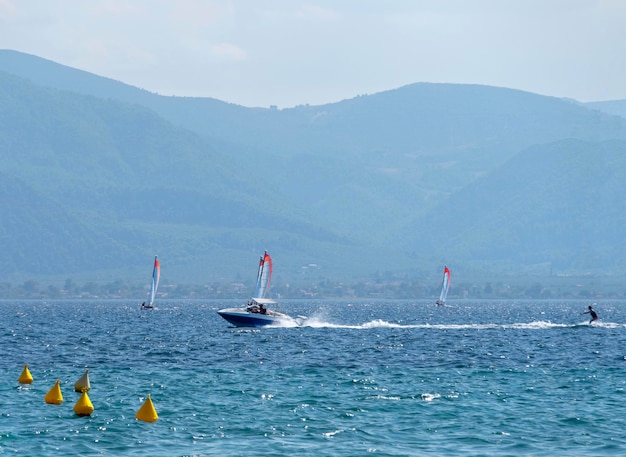 Windsurfing w słoneczny dzień na Morzu Egejskim w Grecji