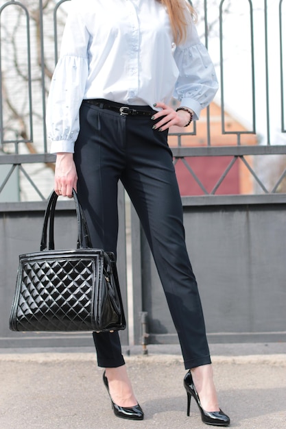 Winnica Ukraina 15 sierpnia 2022 Biurowy strój biznesowy czarne klasyczne buty torebka patentowa spodnie bluzka