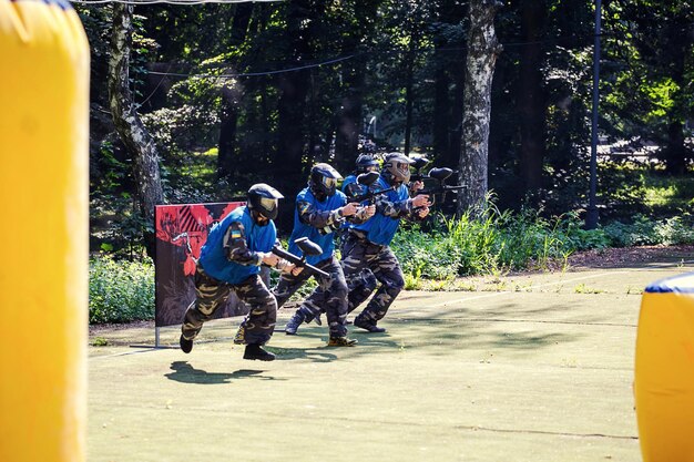 WinnicaUkraina Sierpień 222016Młody mężczyzna Paintballerin mundur ochronny i maska w ekstremalnym procesie gry w paintball