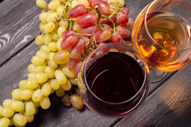 Wino i winogrona na stole