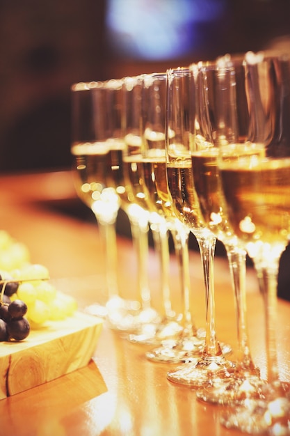 Wino musujące kieliszki do szampana stoją w rzędzie w barze, catering