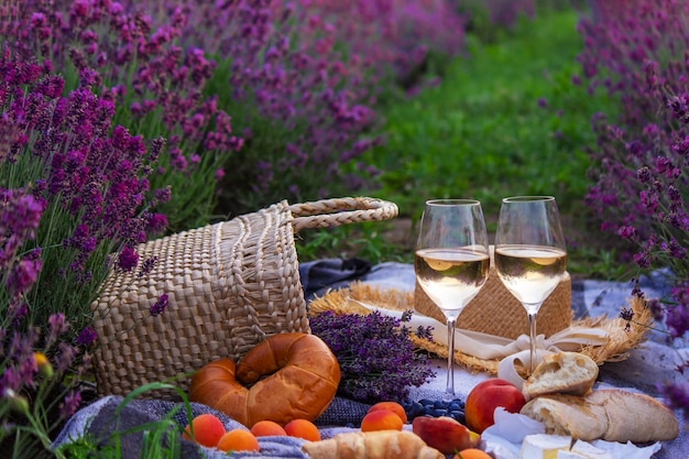 Wino owoce jagody kieliszki do sera piknik w polu lawendy Selektywne skupienie