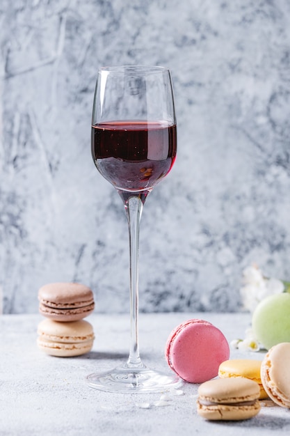 Wino portowe z francuskimi deserowymi macaroons