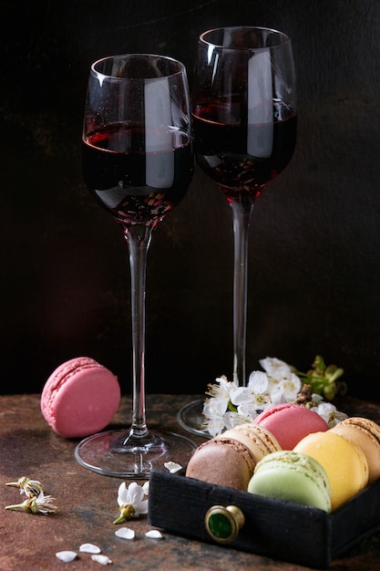 Wino portowe z francuskimi deserowymi macaroons