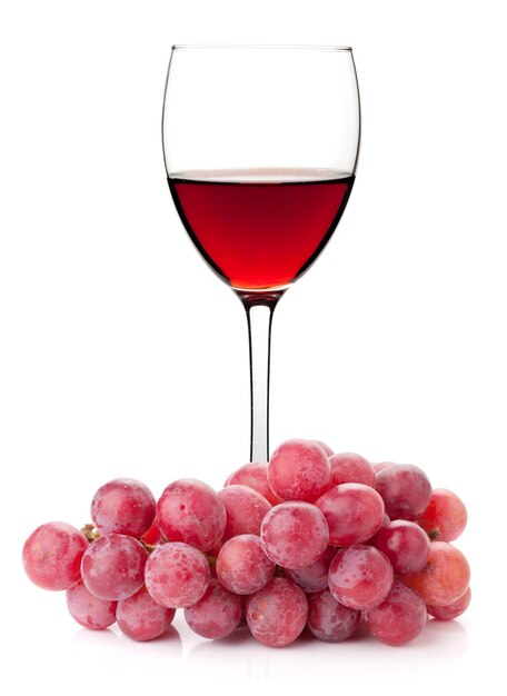 Wino różowe w kieliszku z gałązką czerwonego winogrona