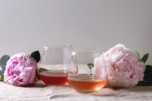 Wino różowe z kwiatami