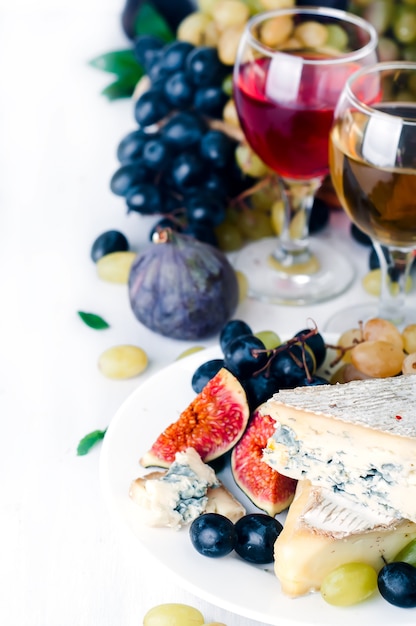 Wino, winogrono i ser na białym