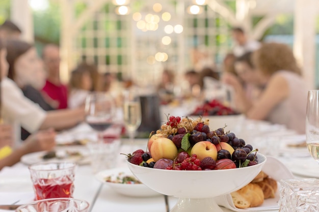 Winogrona Brzoskwinie Agrest Porzeczka śliwka I Inne Owoce Na Białym Wazonie Na Stole Serwowanym W Restauracji