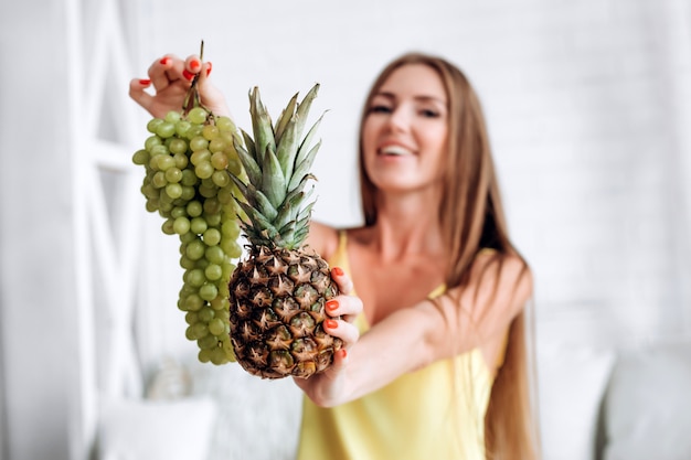 Winogrona I Ananas W Rękach Dziewczynki