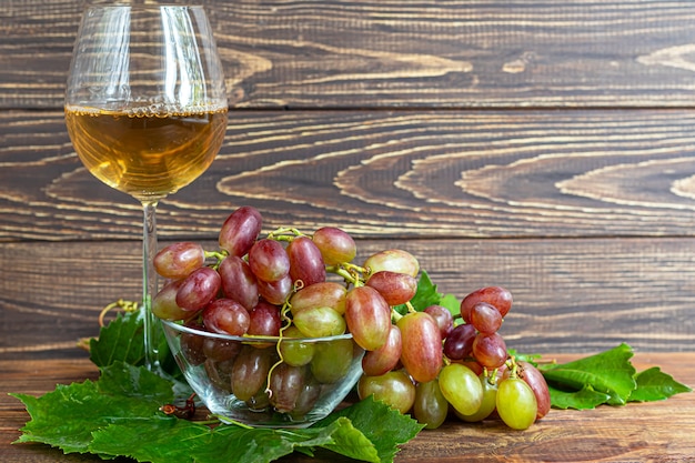 Winogrona i kieliszek wina