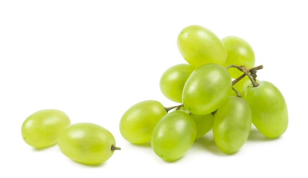 Zdjęcie winogrona na białym tle. kiść zielonych winogron na białym tle.