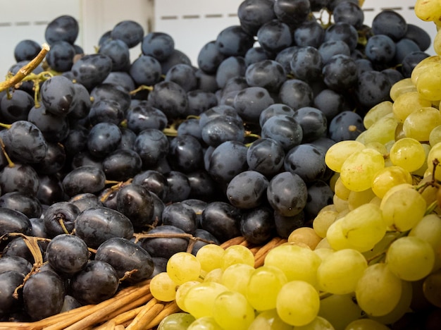 winogrona na półce na rynku