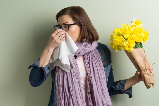 Zdjęcie wiosenna alergia na pyłki. kobieta z bukietem