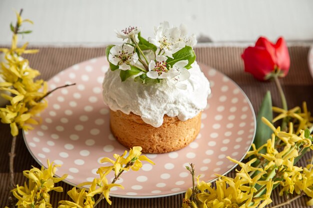 Wiosenna kompozycja z ciasta wielkanocnego na pięknym talerzu z bliska.