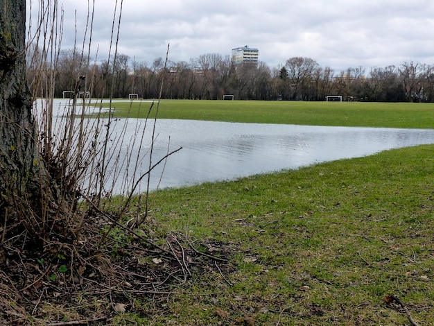 Wiosenna powódź Rzeka wylała w parku miejskim i zalała amatorski stadion piłkarski