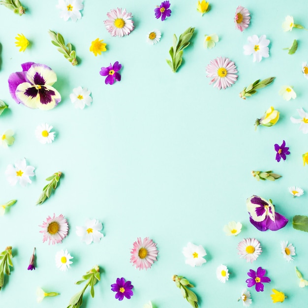 Wiosenne kwiaty koło okrągłe ramki, płasko świeckich szczegółów na zielonym tle. Minimalistyczna koncepcja natury projektowej