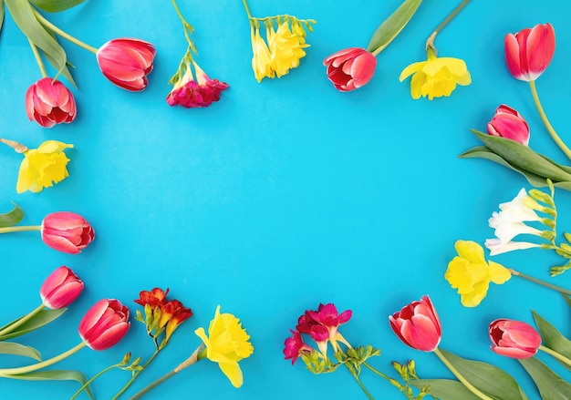 Wiosenne kwiaty ramki na niebieskim tle Happy Easter Woman matka dzień szablon karty