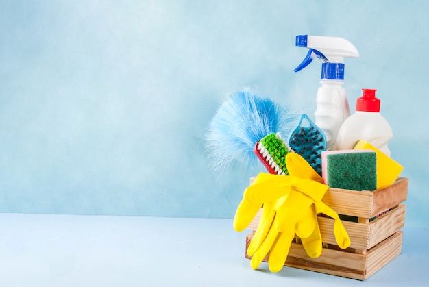 Wiosenne porządki z dostawami, stos środków do czyszczenia domu. Gospodarstwa domowego chore pojęcie, na bławej tło kopii przestrzeni