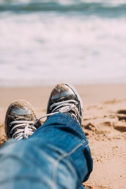 Wiosenne trampki na plaży morze jeansy piasku