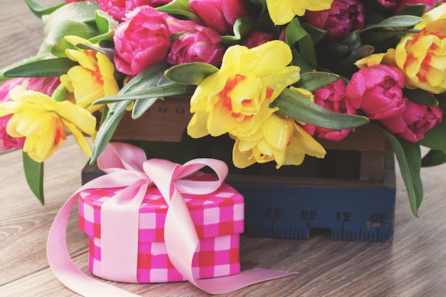 Wiosenne Tulipany I żonkile Z Różowym Pudełkiem Na Prezent Z Filtrem Retro Instagram