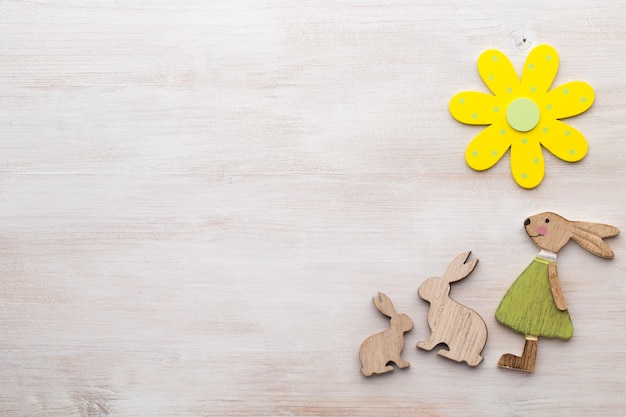 Wiosenno-wielkanocny wystrój z drewnianymi symbolami królika, kwiatów i motyli