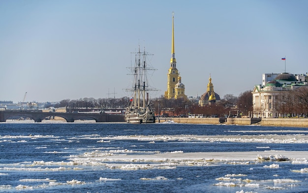 Wiosenny dryf lodu na fregata Newa Peter and Paul Fortress Grace