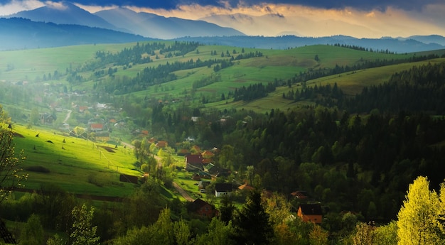 Wiosenny krajobraz w Karpatach