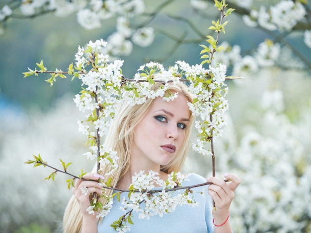 Wiosenny kwiat w ogrodzie wiśniowym z piękną młodą dziewczyną