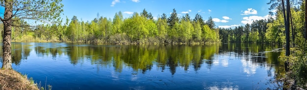 Wiosenny panoramiczny krajobraz wodny centralnej Rosji