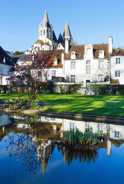 Wiosenny Piękny Park Publiczny W Mieście Loches We Francji