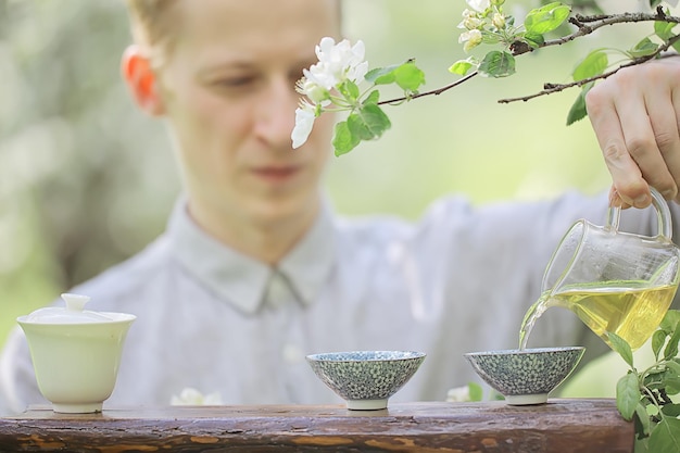 Wiosenny poranek w Azji, tradycyjna ceremonia parzenia herbaty w chińskim aromacie sakura