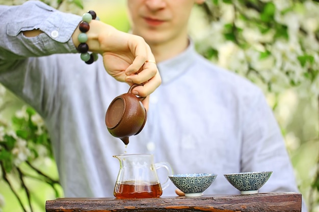 Wiosenny poranek w Azji, tradycyjna ceremonia parzenia herbaty w chińskim aromacie sakura