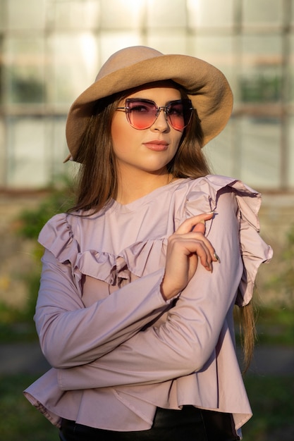 Wiosenny portret uroczej brunetki modelki w swobodnym stroju pozowanie w miękkim wieczornym świetle