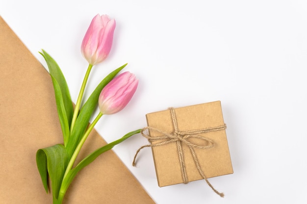 Wiosenny prezent i kwiaty Dwa tulipany i pudełko z prezentem Dzień Matki Walentynki