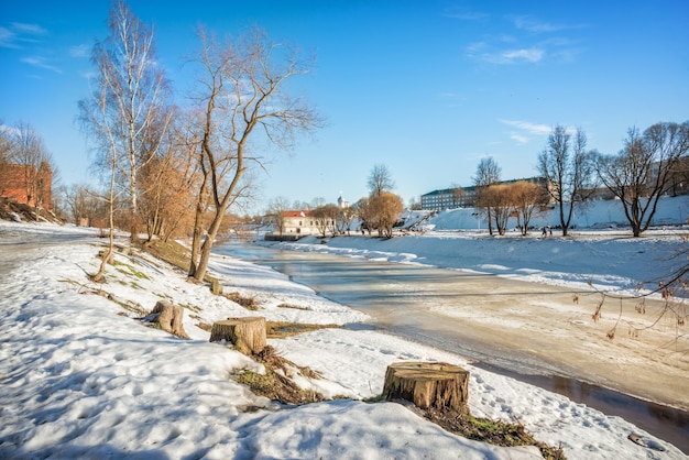 Wiosenny widok na rzekę Pskową