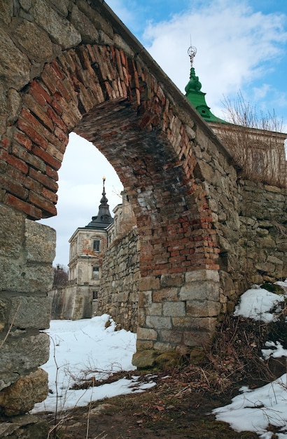 Wiosenny widok starego zamku w Podhorcach (Ukraina, obwód lwowski, zbudowany w latach 1635-1640 na zlecenie polskiego hetmana Stanisława Koniecpolskiego)