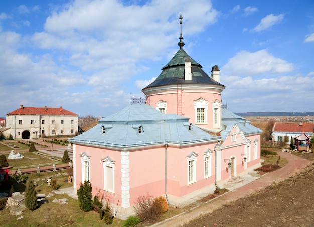 Wiosenny Widok Starego Zamku Złoczów (ukraina, Obwód Lwowski, Styl Holenderski, Zbudowany W Latach 1634-36 Przez Jakuba Sobieskiego)