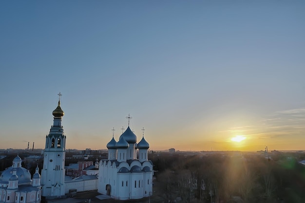 wiosenny widok z góry na krajobraz wołogdy, kościół i katedrę, widok w rosyjskiej ortodoksyjnej architekturze