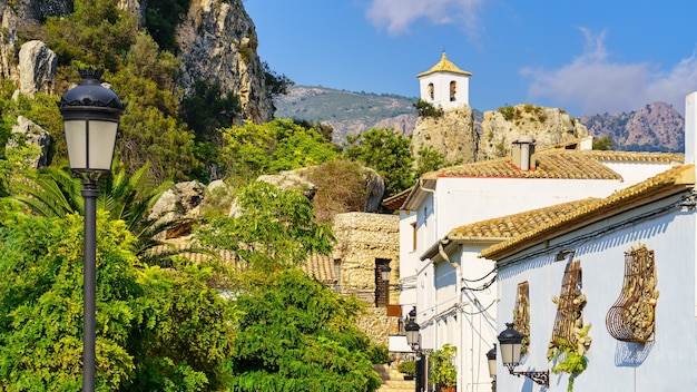 Wioska białych domów w południowej Hiszpanii. Guadalest Alicante.