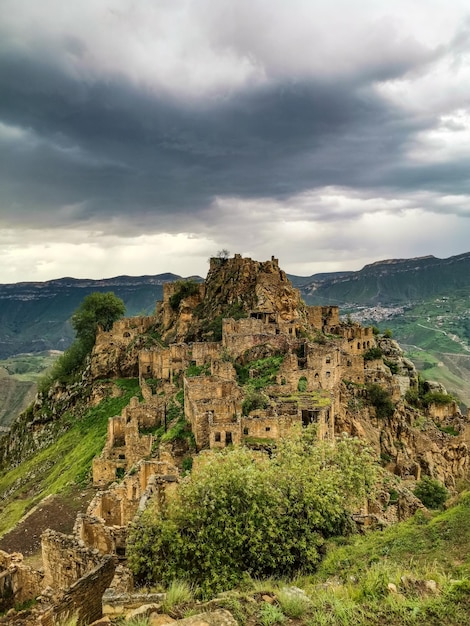 Wioska Gamsutl w górach Kaukazu Stare kamienne budynki na szczycie klifu Dagestan Rosja czerwiec 2021