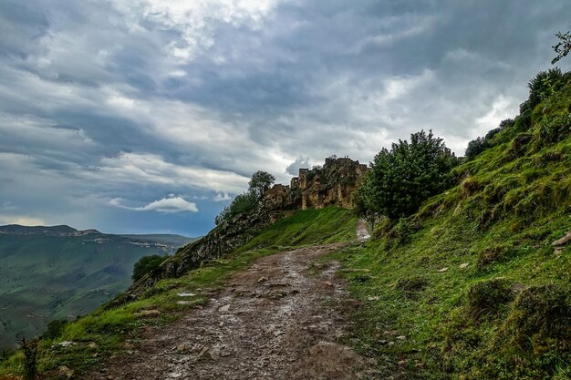 Wioska Gamsutl w górach Kaukazu Stare kamienne budynki na szczycie klifu Dagestan Rosja czerwiec 2021