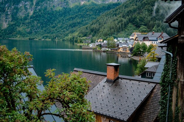 Zdjęcie wioska hallstatt nad jeziorem hallstatter see w wysokich alpach górna austria