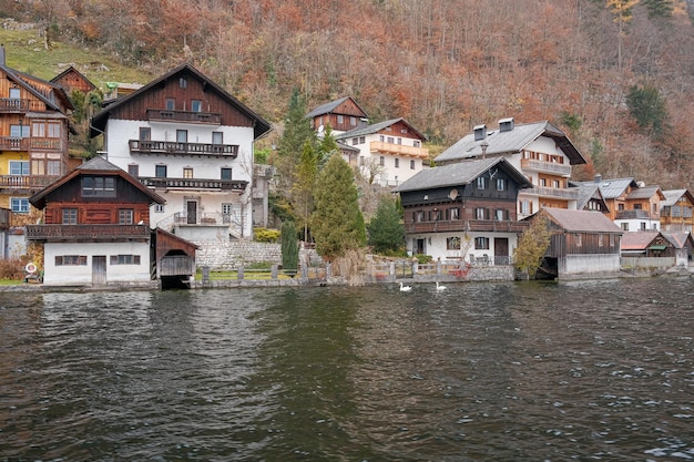 Wioska Hallstatt w górzystym regionie Salzkammergut w Austrii