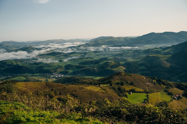 Wioska i droga w dolinie gór. Pireneje. Krajobraz Camino de Santiago. . Zdjęcie wysokiej jakości