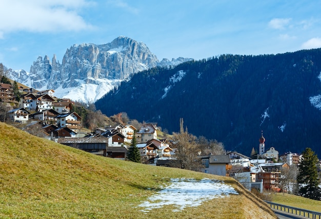 Wioska Mountain Tiers w prowincji Południowy Tyrol (Włochy).