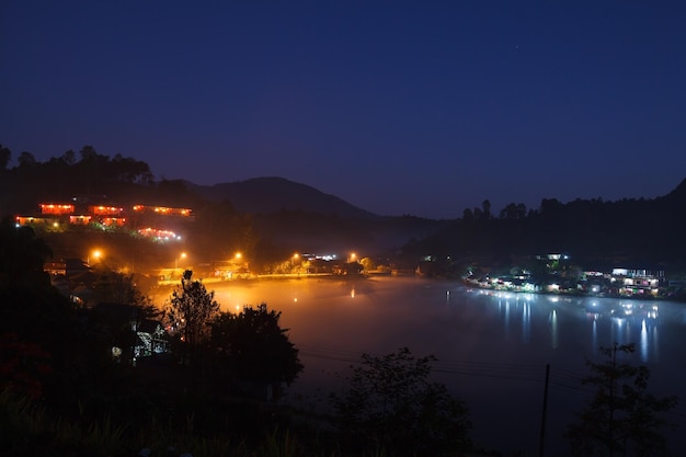 Wioska Nad Jeziorem Rano W Ban Rak Thai Mae Hong Son Tajlandia