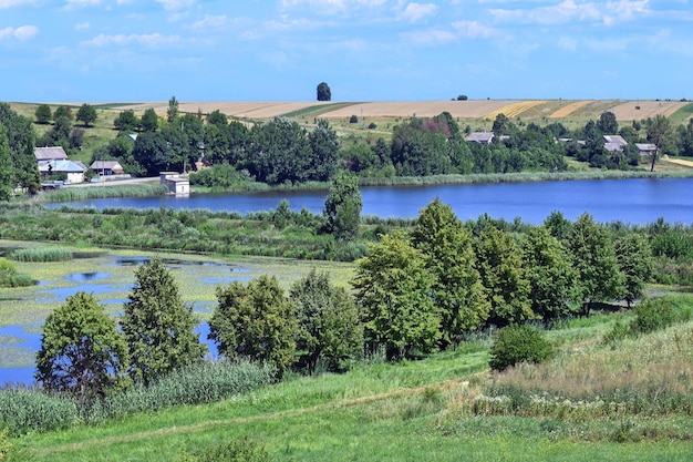 Wioska nad malowniczym jeziorem