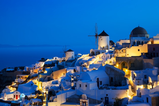 Wioska Oia nocą, Santorini, Grecja.