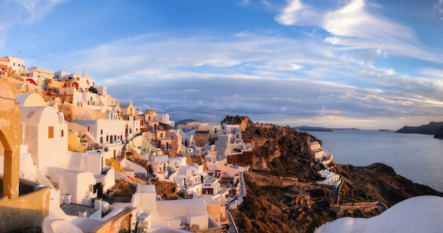 Wioska Oia, Wyspa Santorini, Grecja, Na Zachodzie Słońca, Obraz Panoramiczny.